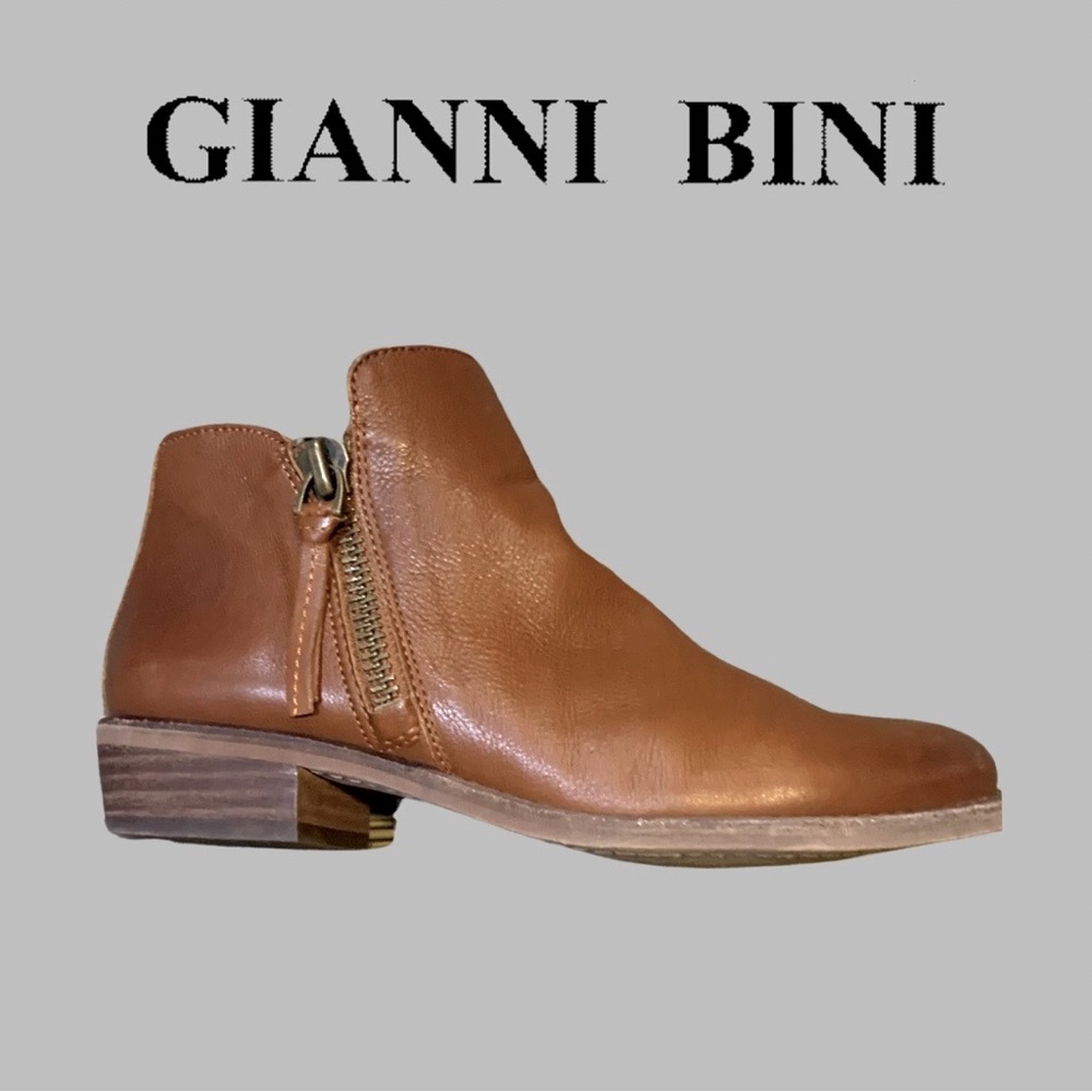 Adorable Gianni Bini Leather Side Zip Ankle Boots.  In excellent condition⭐️ 7.5